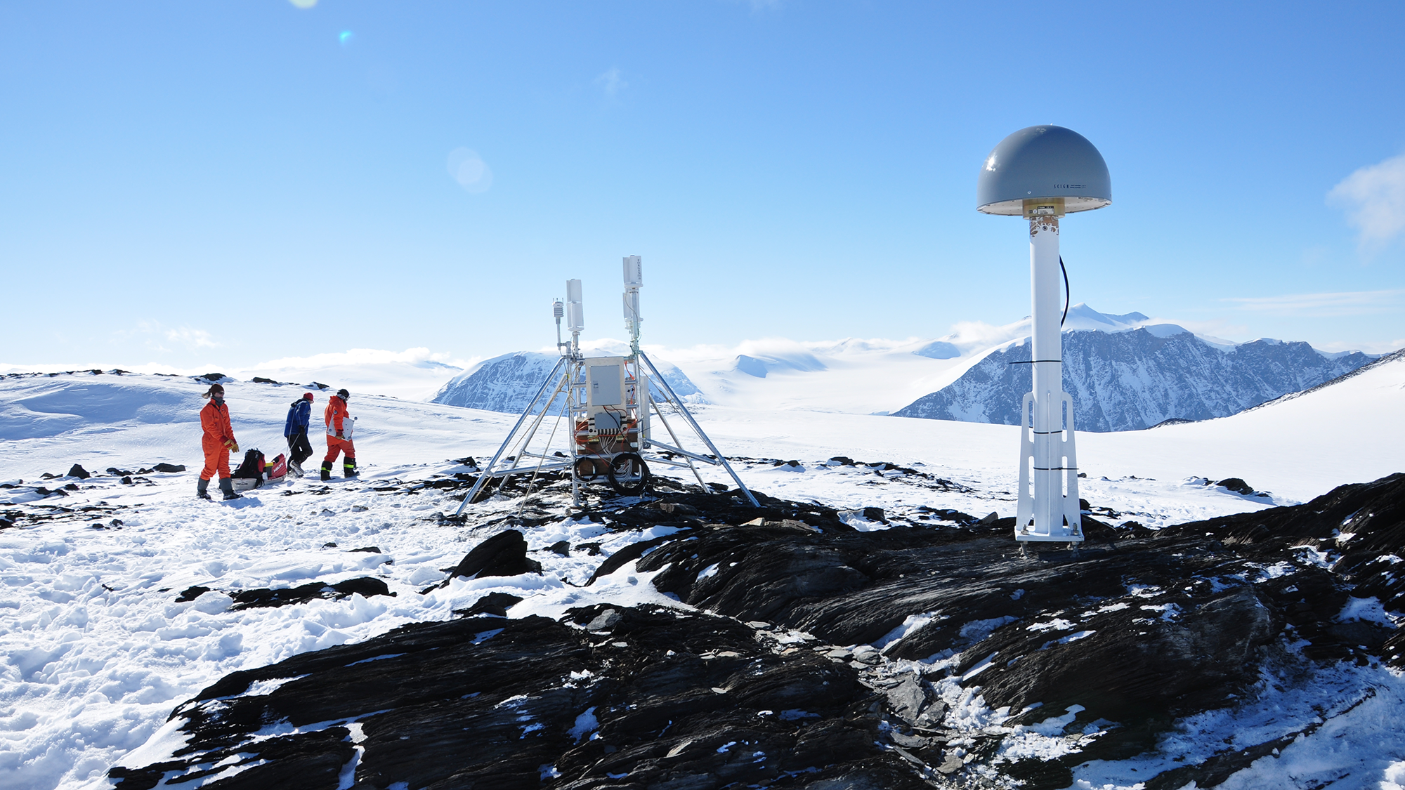 The GNSS monuments connect the GPS antenna to the bedrock and allow millimetre-level motions of the bedrock to be tracked over years as it shifts in response to past and present glacier melt. The GNSS is powered entirely by renewable energy 