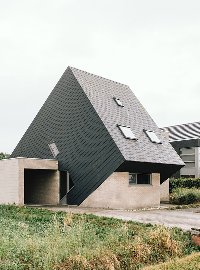 Photo of a lopsided Belgium house