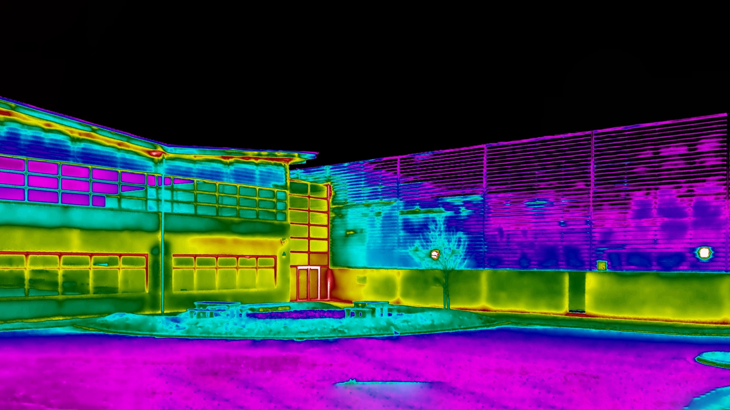 External thermographic inspection of a commercial building