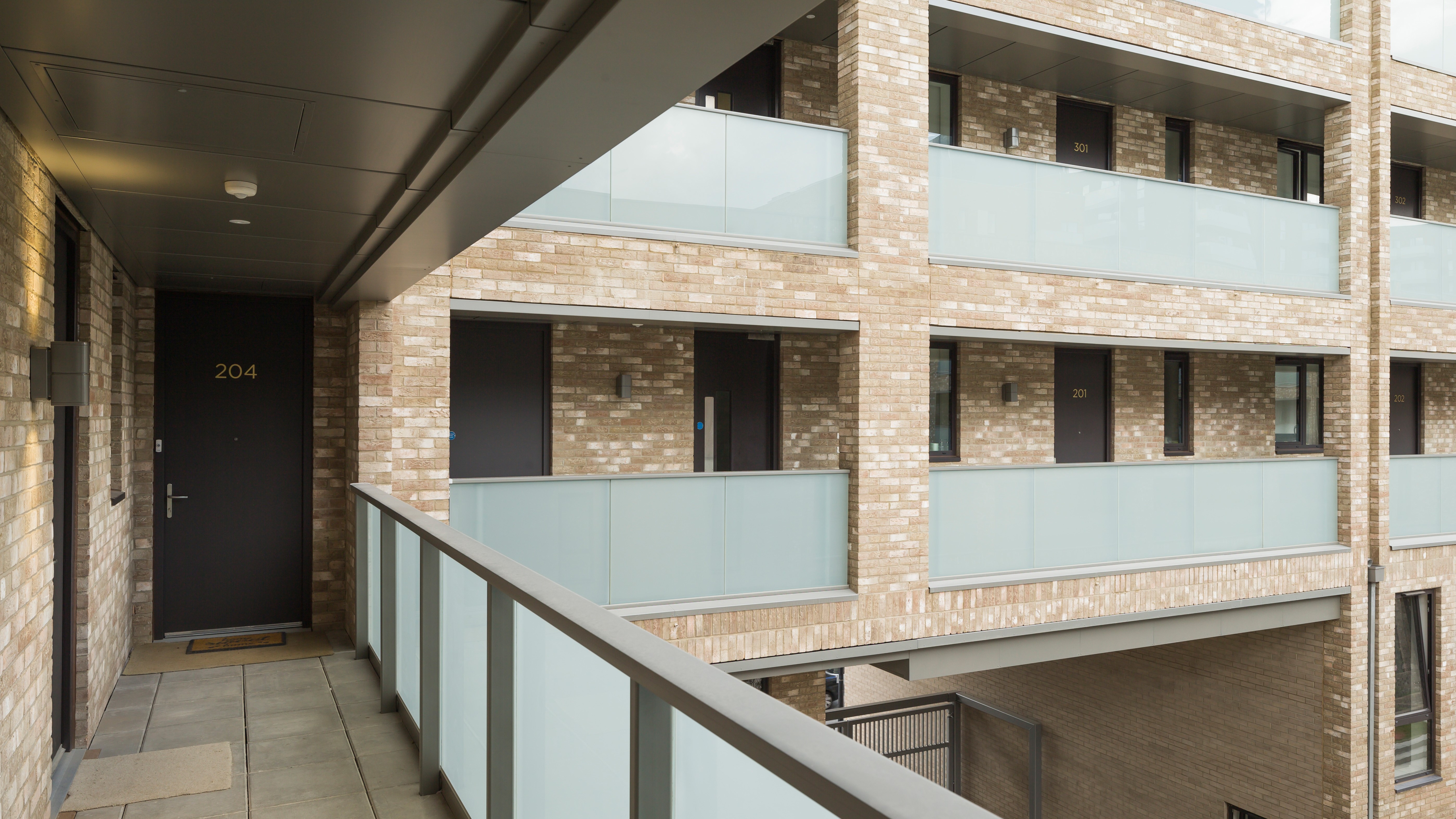 Imperforate glass balustrades 