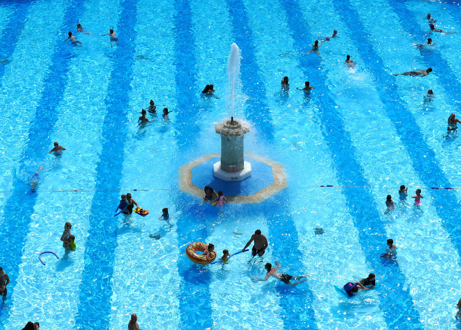 Tinside lido People swimming in outdoor pool with a fountain in the middle