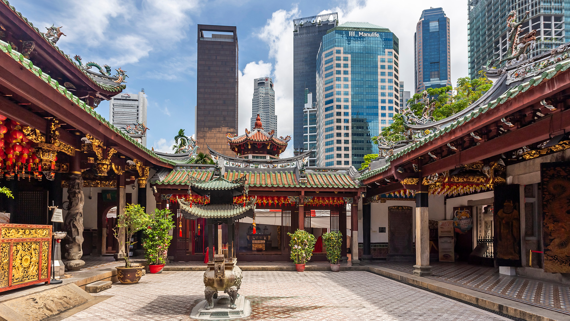 Courtyard of Thian Hock Keng Temple Photo of the courtyard of Thian Hock Keng Temple