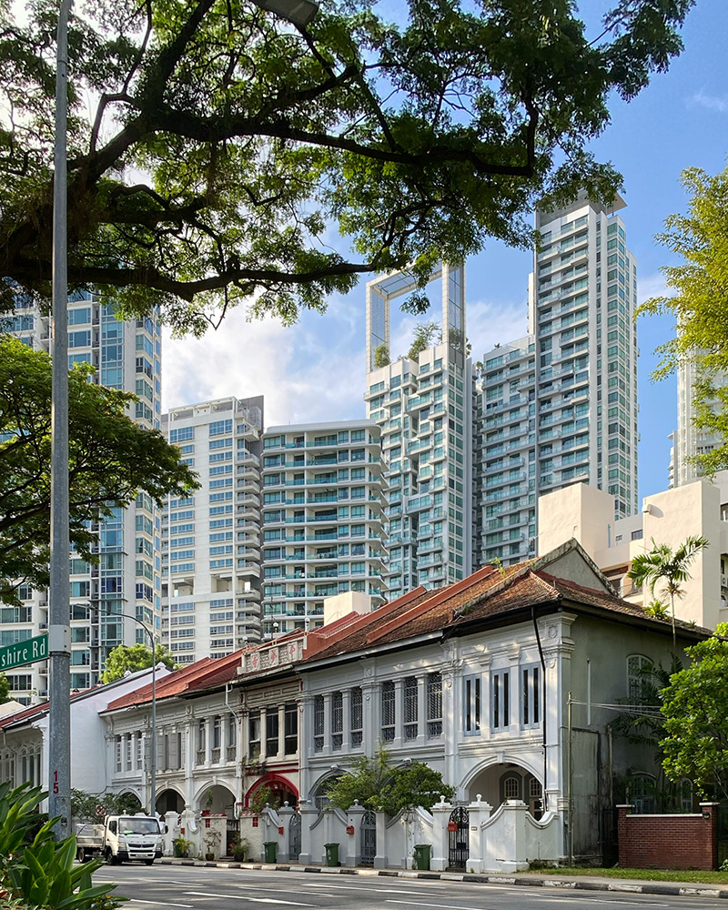 Traditional buildings in Singapore with modern skyscrapers behind Photo of traditional buildings in Singapore with modern skyscrapers behind