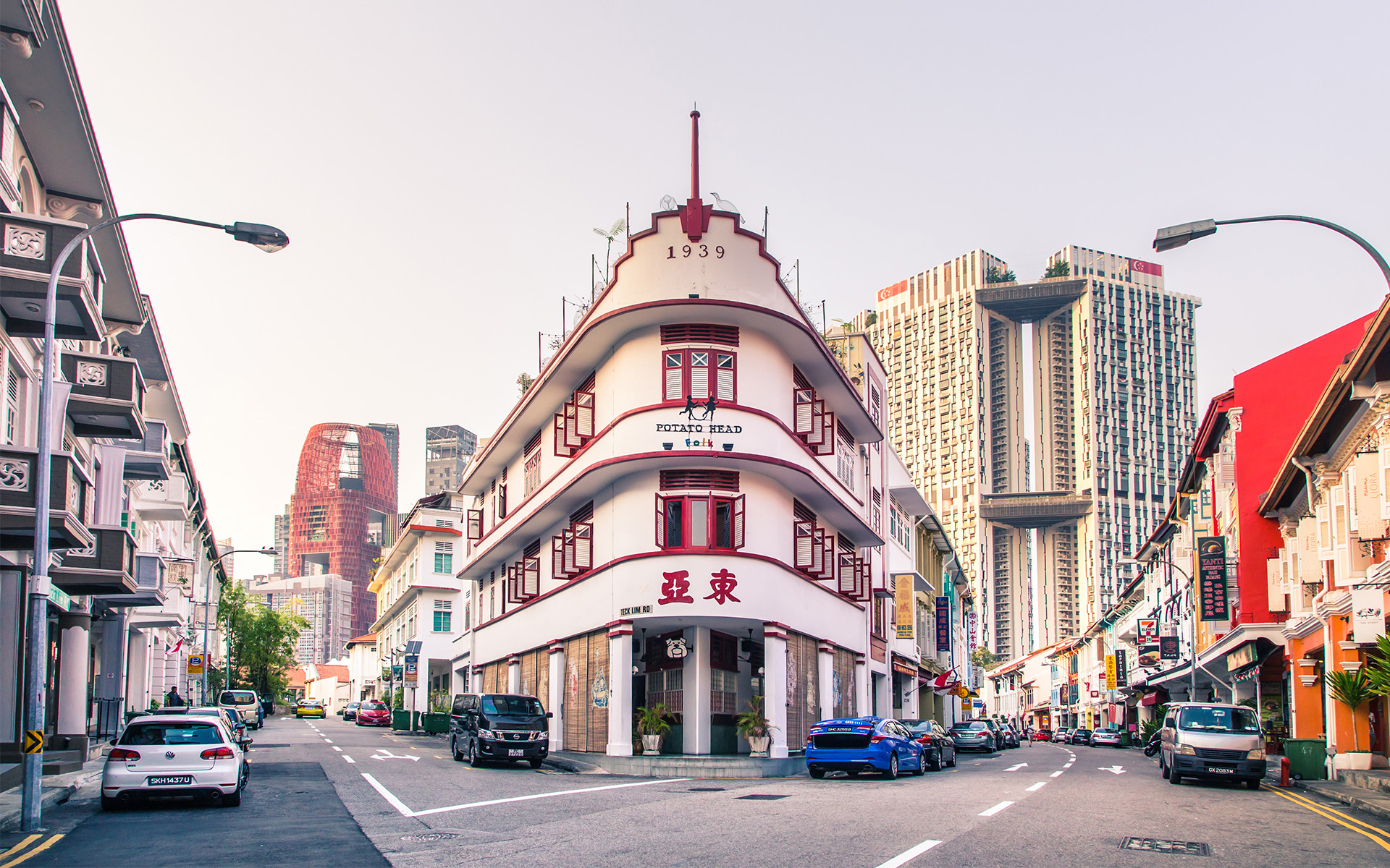 Buildings in Chinatown, Singapore with skyscrapers behind Photo of buildings in Chinatown, Singapore with skyscrapers behind