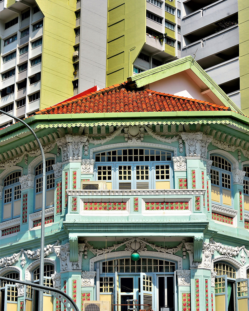 Photo of a shophouse in Singapore with skyscrapers behind