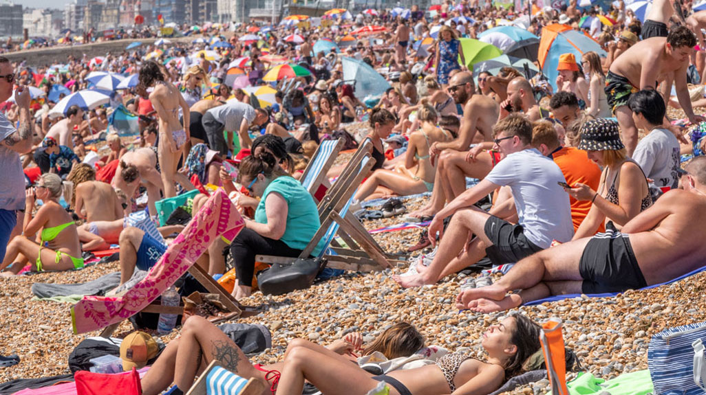crowds of people flock to Brighton Beach summer 2020